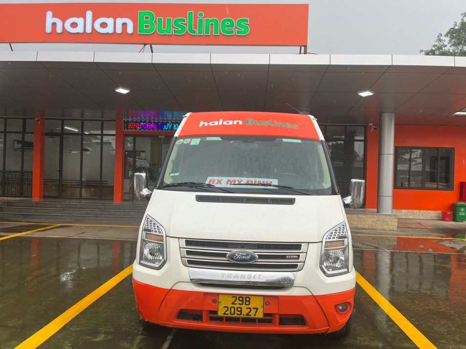 Xe Halan Buslines Mặt trước xe Limousine 9 chỗ