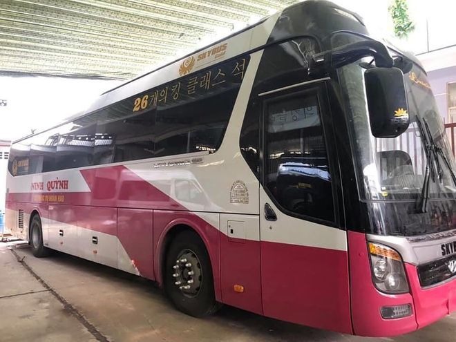 Xe Ninh Quỳnh Car Vip Bên hông xe Limousine 25 chỗ VIP