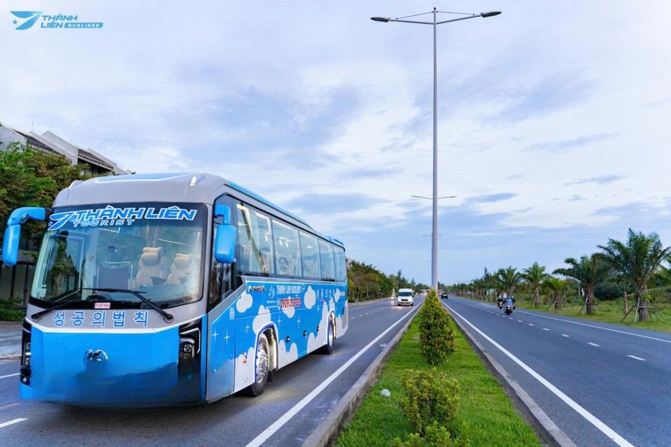 Xe Thành Liên Buslines Mặt trước xe Bên hông xe Limousine 28 chỗ