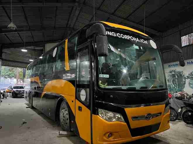 Xe Nam Việt (Tây Ninh) Mặt trước xe Bên hông xe Limousine ghế ngồi 28 chỗ