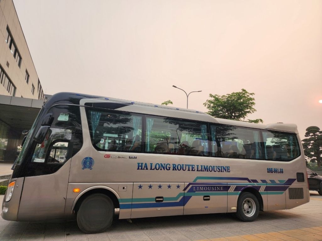 Xe Sinh Cafe Tour Bên hông xe Limousine 23 ghế