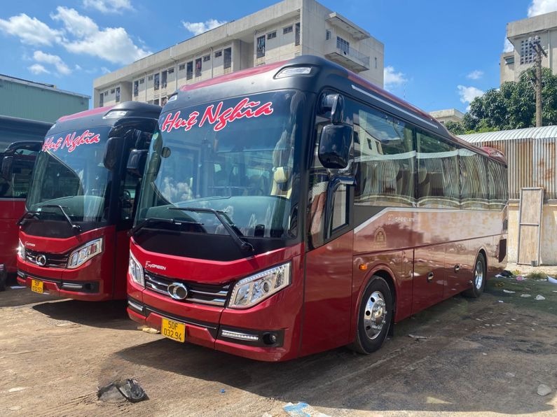 Xe Huệ Nghĩa Limousine Mặt trước xe Bên hông xe Ghế ngồi 28 chỗ