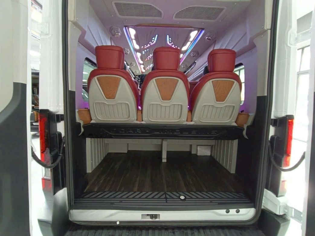 Xe Thái Sơn Nội thất Limousine 12 chỗ Massage