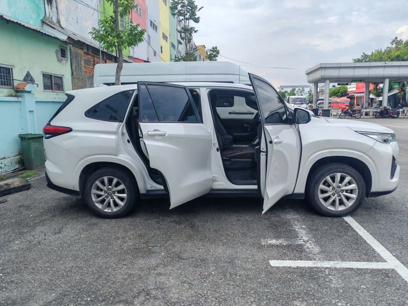 Xe Trang Ngọc Phát Bên hông xe Nội thất Xe 7 chỗ