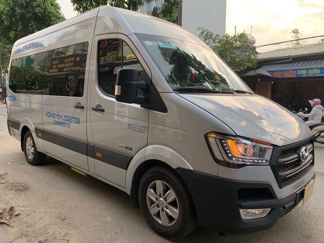Xe Hoàng Yến Logistics Mặt trước xe Bên hông xe Limousine 11 chỗ