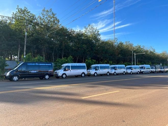 Xe Hoàng Yến Logistics Bên hông xe Limousine 9 chỗ