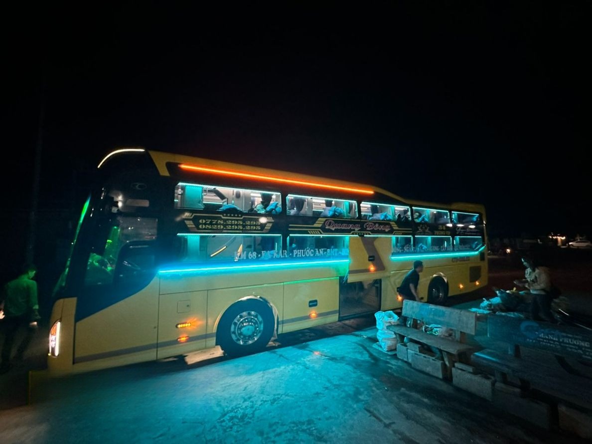 Xe Quang Đông (Đắk Lắk) Bên hông xe Mặt trước xe Limousine 34 phòng