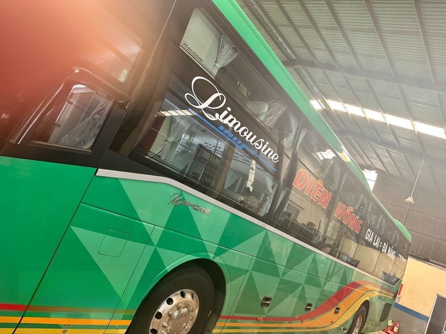 Xe Diên Hồng (Đà Nẵng) Bên hông xe Limousine 34 phòng