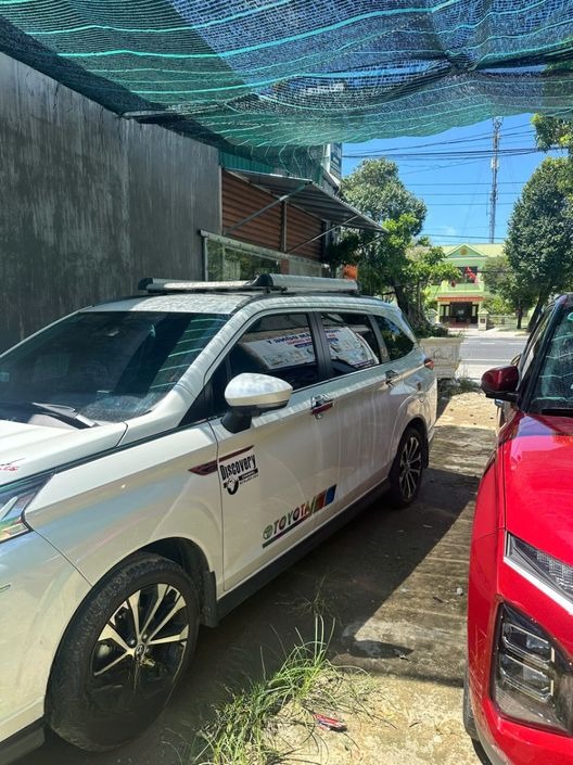 Xe Rin Hà Limousine Bên hông xe Xe 7 chỗ