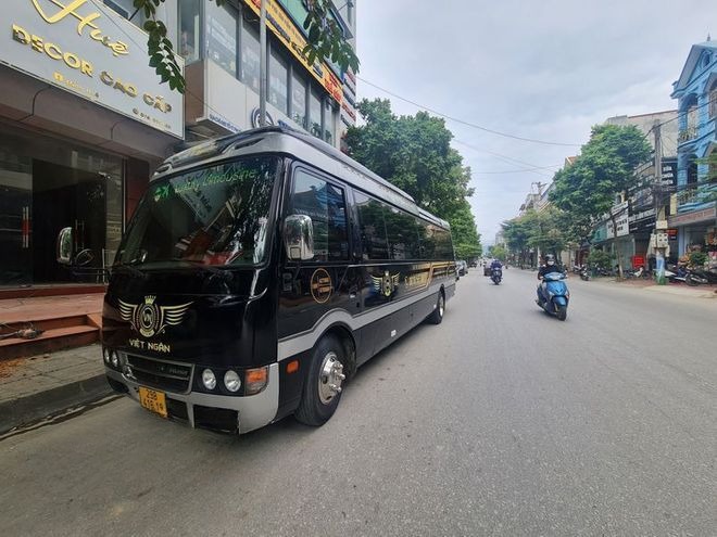 Xe Việt Ngân Luxury Limousine Bên hông xe Limousine 11 chỗ VIP