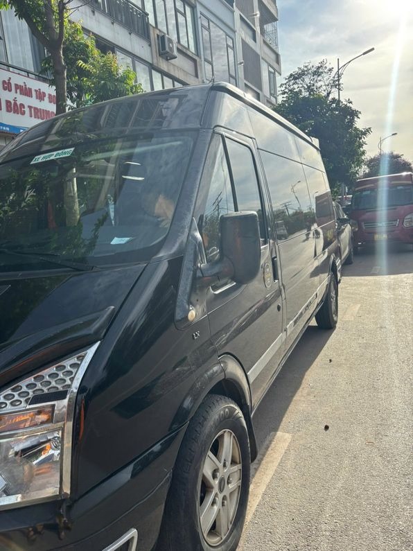 Xe Lovabus Bên hông xe Mặt trước xe Limousine 9 chỗ