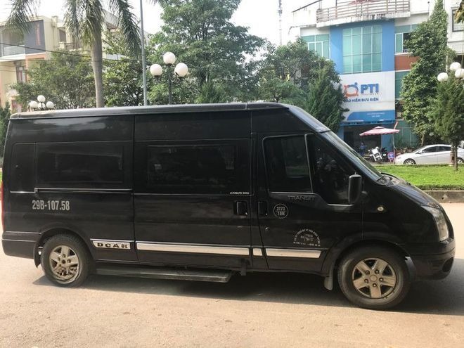Xe Bình An Bên hông xe Limousine 9 chỗ