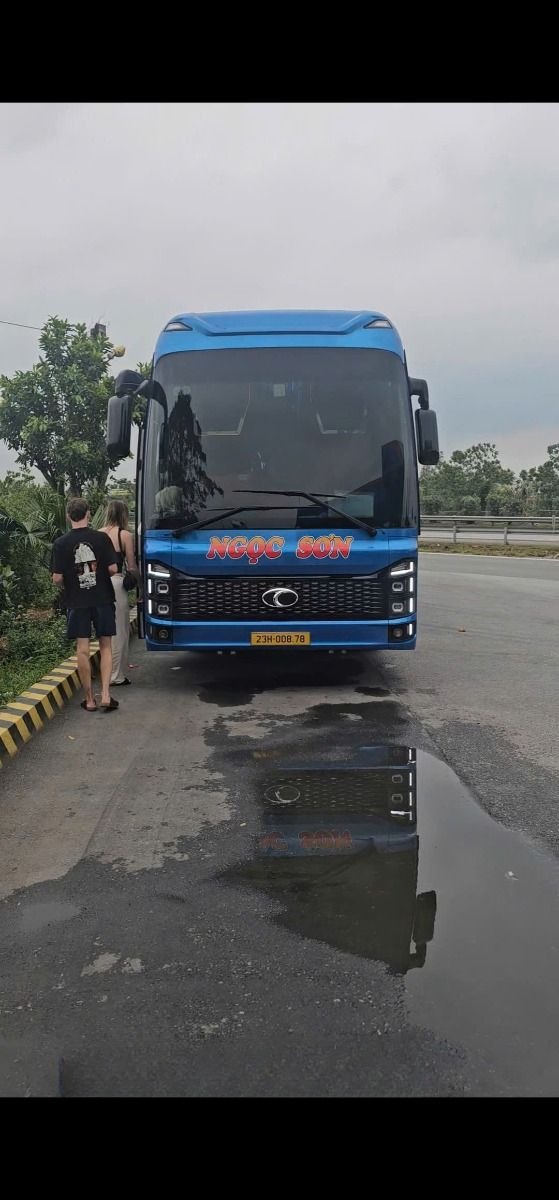 Xe Dũng Thịnh Travel Mặt trước xe 