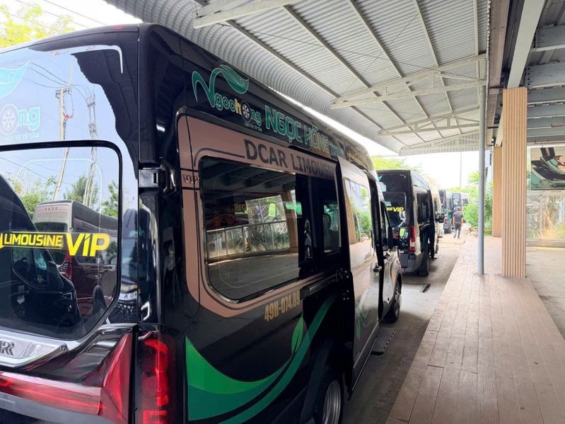Xe Ngọc Hồng Limousine Bên hông xe Limousine 12 chỗ