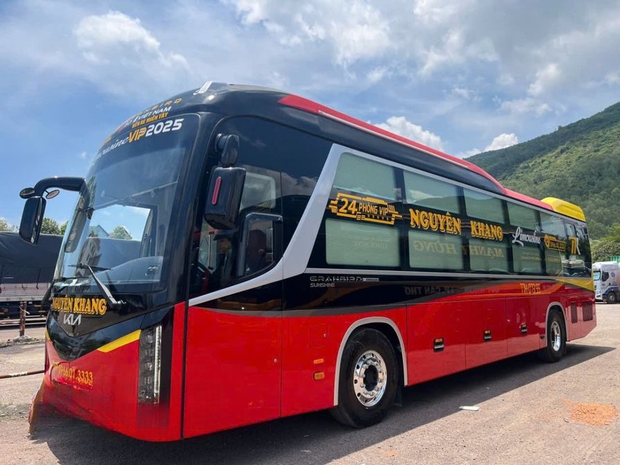 Xe Nguyên Khang Limousine Mặt trước xe Bên hông xe Limousine 24 phòng