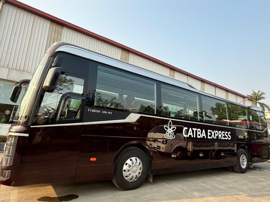Xe Cát Bà Express Bên hông xe Limousine 31 Chỗ 