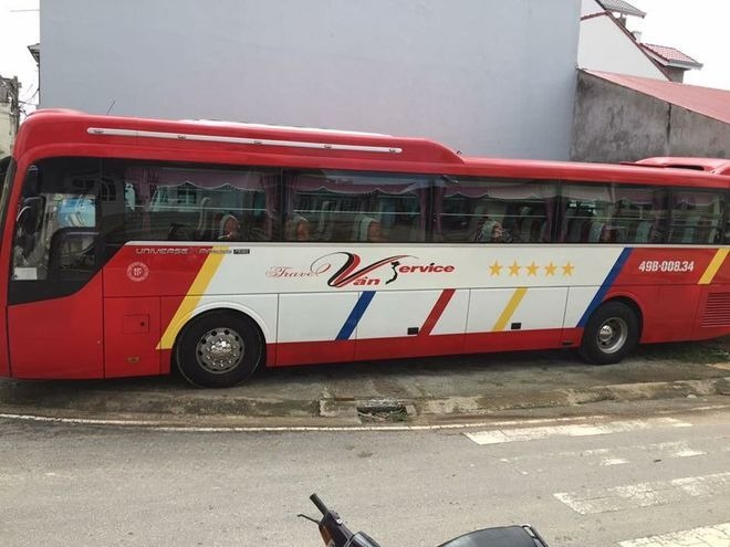 Xe Vy Vân Bên hông xe Ghề ngồi 45 chỗ