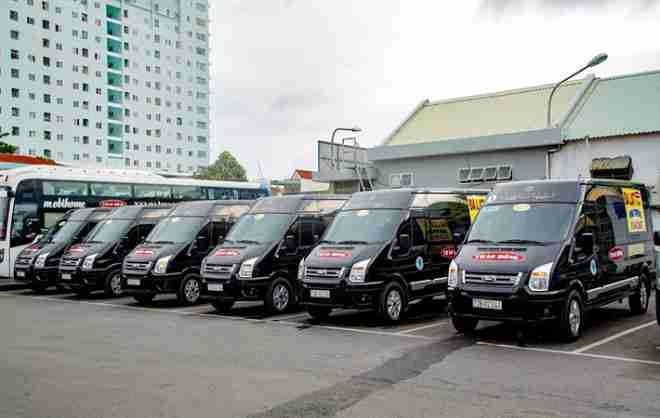 Xe Thảo Hồng Mặt trước xe Bên hông xe Limousine 9 chỗ