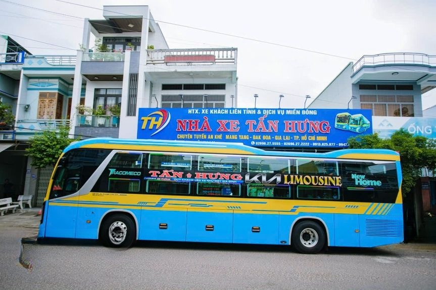 Xe Tấn Hưng (Gia Lai) Bên hông xe Limousine 24 Phòng