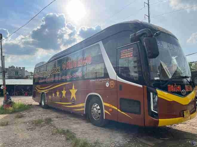 Xe Hoàng Khang Mặt trước xe Bên hông xe Giường nằm 36 chỗ