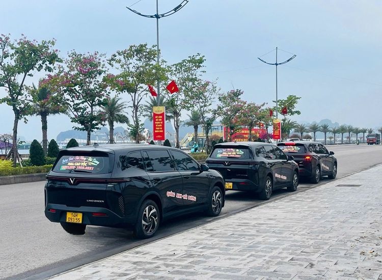Xe Quảng Ninh VIP Mặt sau xe Bên hông xe Limo Green
