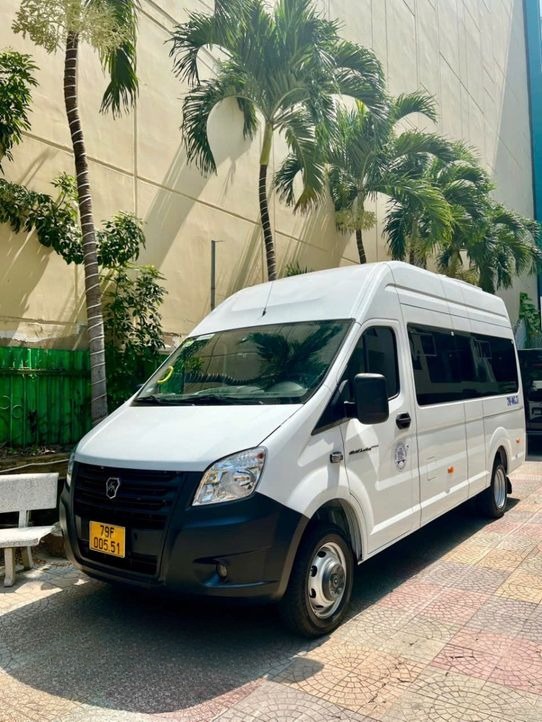 Xe VietNam Explore Mặt trước xe Bên hông xe Limousine 11 chỗ 
