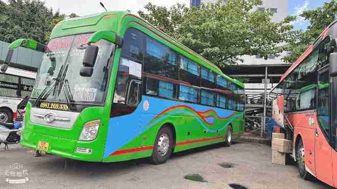 Xe Hoàng Long (Cô 2) Mặt trước xe Bên hông xe Giường nằm 40 chỗ