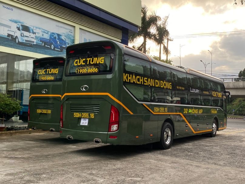 Xe Cúc Tùng Mặt sau xe Bên hông xe 