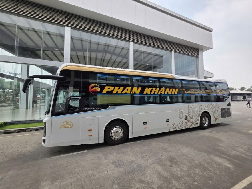 Xe Phan Khánh Bên hông xe Limousine 34 phòng đơn