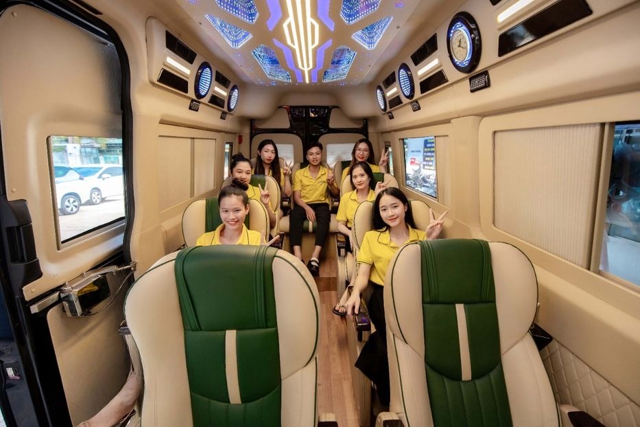 Xe Hoàng Yến Logistics Ghế ngồi Nội thất Limousine 9 chỗ