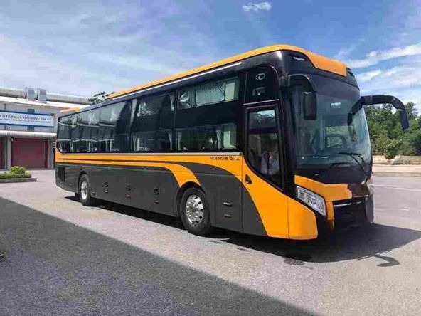 Xe Phương Hồng Linh Mặt trước xe Bên hông xe Limousine giường phòng 34 chỗ