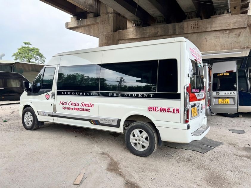 Xe Mai Châu Smile Limousine Bên hông xe Limousine 9 chỗ