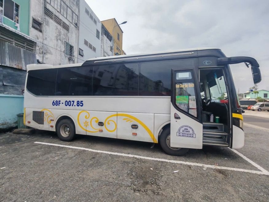 Xe Trang Ngọc Phát Bên hông xe Ghế ngồi 28 chỗ