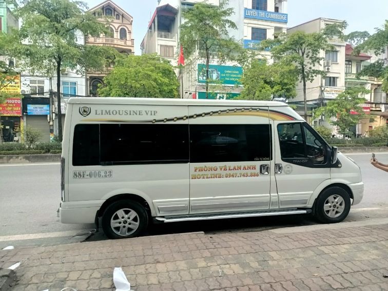 Xe Lan Anh Limousine Bên hông xe Limousine 9 chỗ