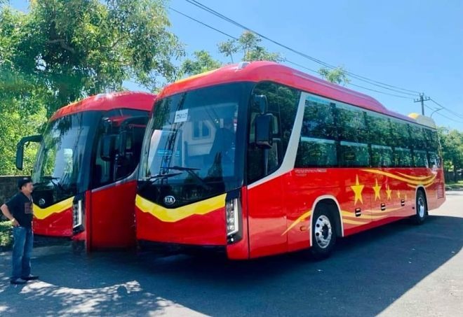 Xe Phú Quý Buslines Mặt trước xe Bên hông xe Limousine 24 Phòng Đôi