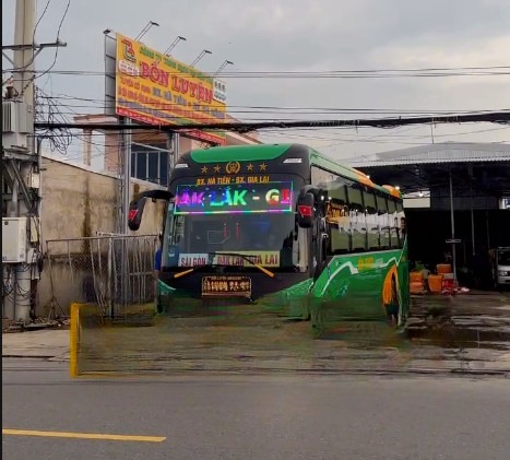 Xe Bốn Luyện Express Mặt trước xe Bên hông xe Giường nằm 40 chỗ 
