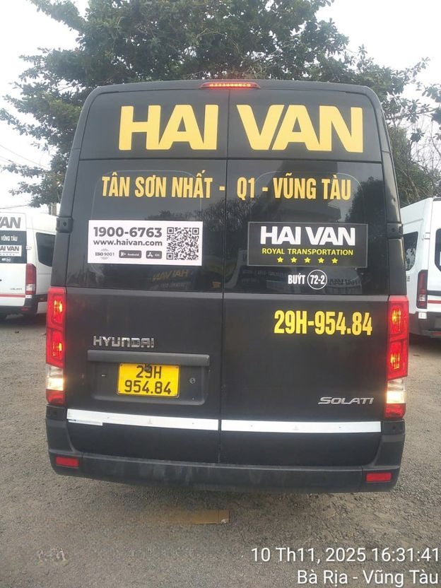 Xe Hải Vân Limousine  Mặt sau xe Limousine 9 chỗ Royal