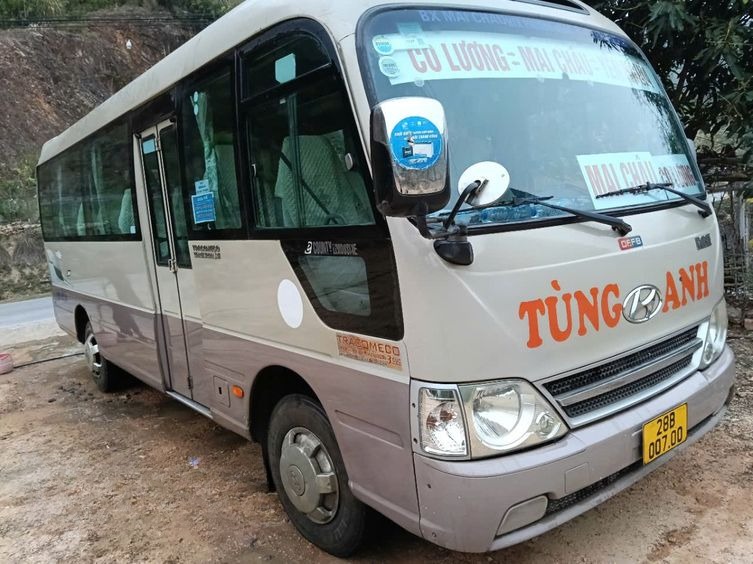 Xe Tùng Anh (Mai Châu) Bên hông xe Ghế ngồi 29 chỗ