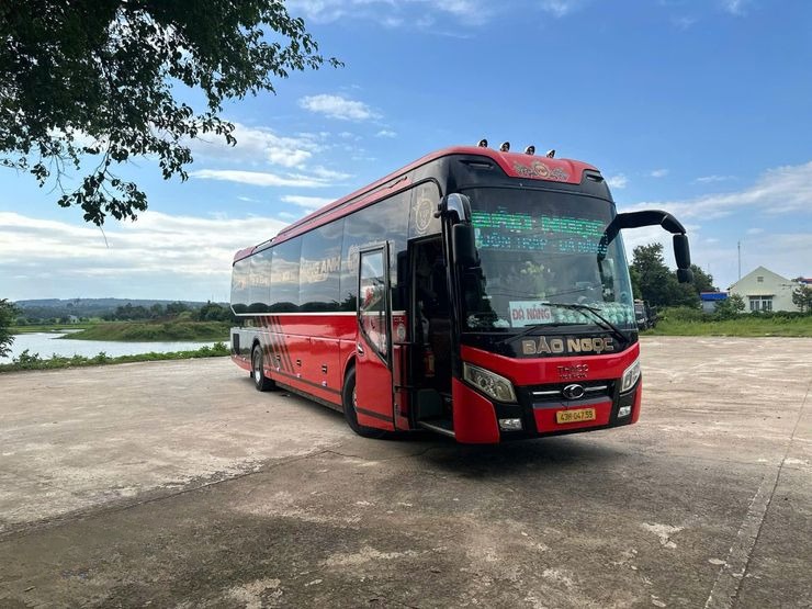 Xe Bảo Ngọc (Đà Nẵng) Mặt trước xe Bên hông xe Limousine 34 phòng VIP