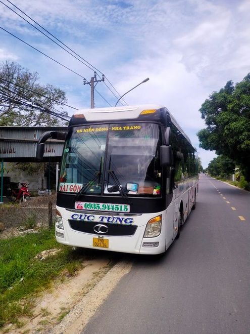 Xe Cúc Tùng  Mặt trước xe Bên hông xe 