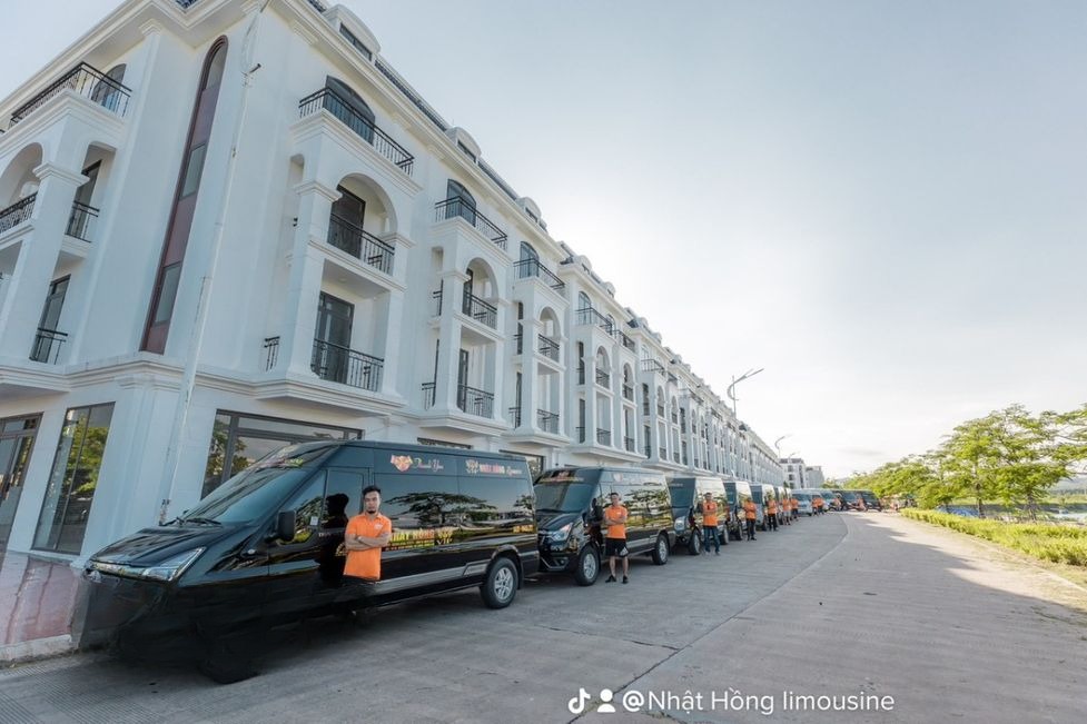 Xe Nhật Hồng Limousine Bên hông xe Limousine 9 chỗ VIP