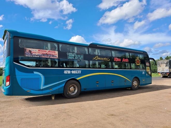 Xe Kim Anh Bên hông xe Limousine 34 Phòng