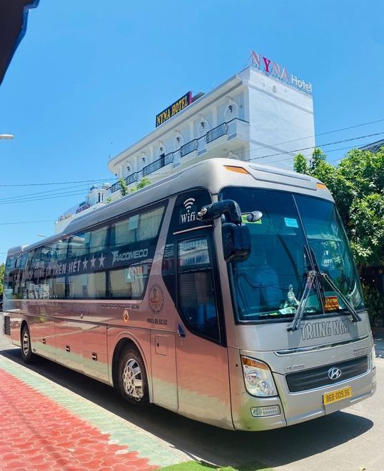 Xe Trung Nga Mặt trước xe Bên hông xe 