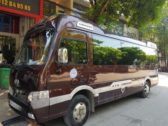 Xe Quang Nghị Mặt trước xe Limousine 12 chỗ VIP