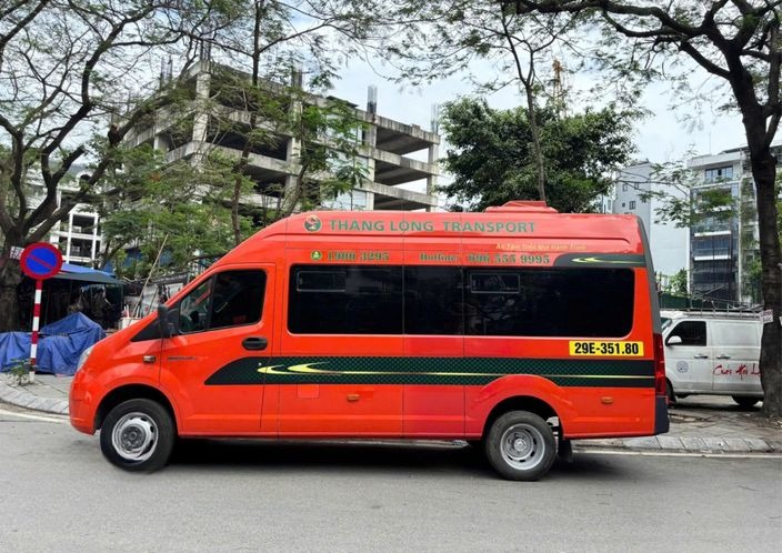 Xe Thăng Long Transport Bên hông xe Ghế ngồi 16 chỗ