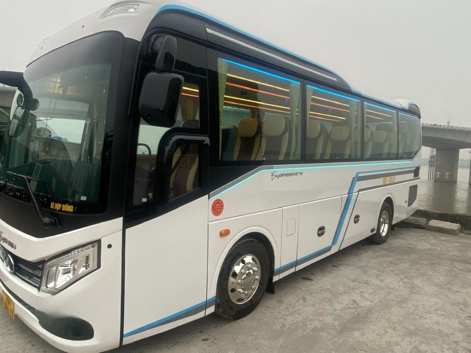 Xe Luxury Van Limousine Bên hông xe Ghế ngồi 29 chỗ