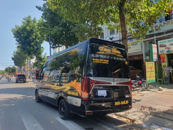 Xe Tâm Đức Limousine Bên hông xe Mặt sau xe Dcar Solati Limousine 9 chỗ