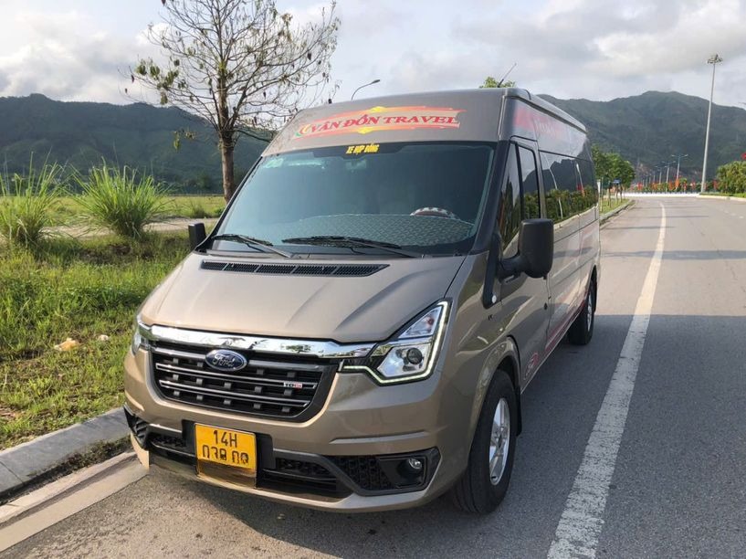 Xe Vân Đồn Travel Mặt trước xe Bên hông xe Limousine 16 chỗ 