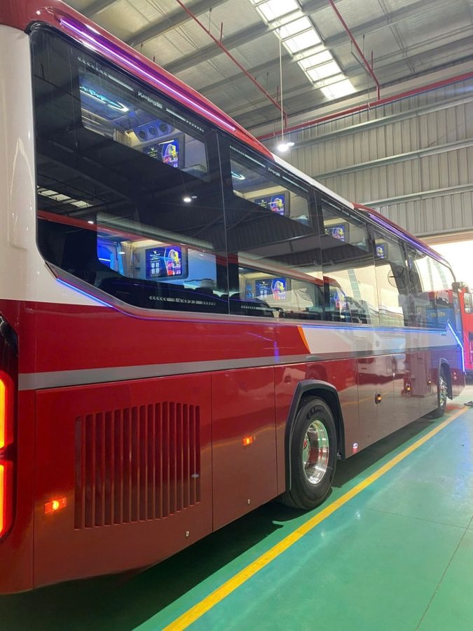 Xe Việt Lào (Đà Nẵng) Bên hông xe Limousine giường phòng 24 chỗ VIP (KL)