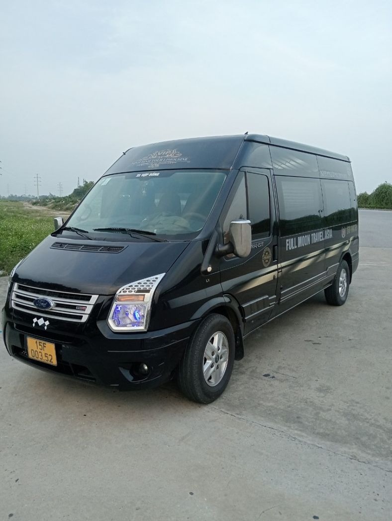 Xe Tam Cốc Limousine Bên hông xe Limousine 9 chỗ